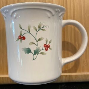 Pfaltzgraff winterberry coffee mug